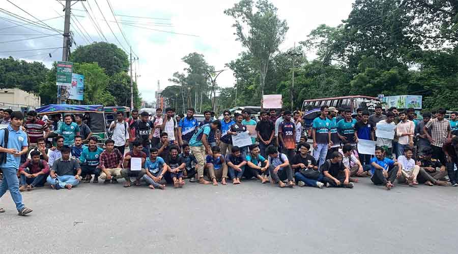 প্রকৌশল শিক্ষার্থীদের ঢাকা-রাজশাহী মহাসড়ক অবরোধ