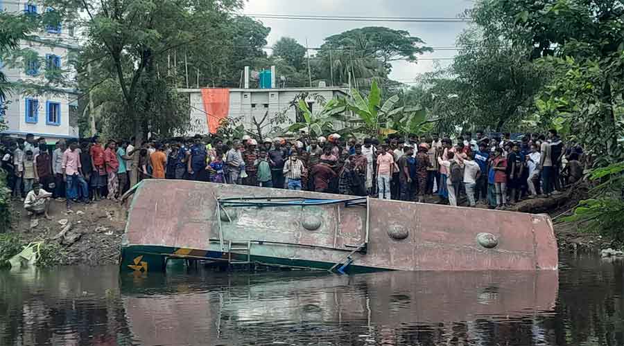 যাত্রীবাহী বাস উল্টে খালে, নিহত ২ 