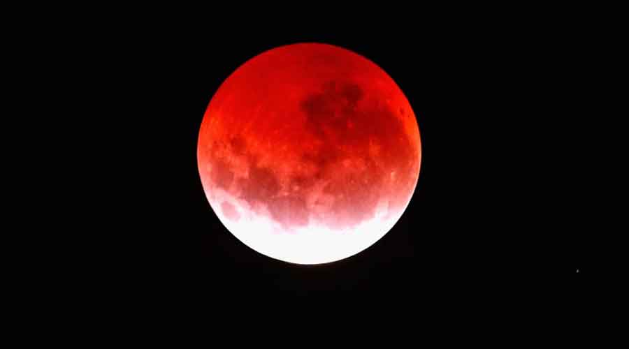 পূর্ণগ্রাস চন্দ্রগ্রহণ আজ, দেখা যাবে বাংলাদেশ থেকেও