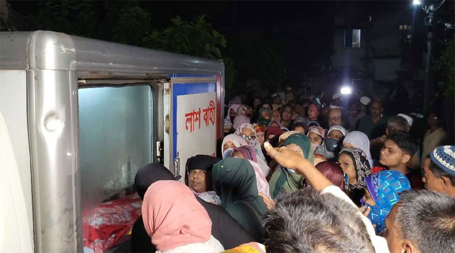 গ্রামের বাড়িতে চিরঘুমে জাবি শিক্ষক সৌমিতা
