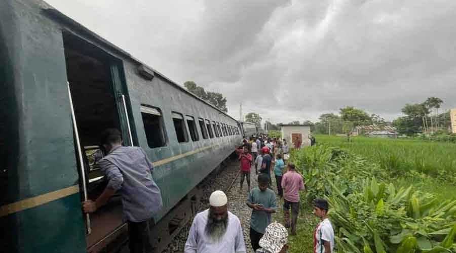 রংপুরে যাত্রীবাহী রেলের ৫ বগি লাইনচ্যুত, ট্রেন চলাচল বন্ধ