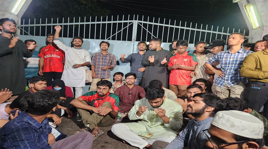 রাবিতে পোষ্য কোটা পুনর্বহালের প্রতিবাদে শিক্ষার্থীদের বিক্ষোভ