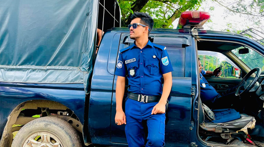  ফেসবুকে স্ট্যাটাস দিয়ে পুলিশ কনস্টেবলের আত্নহত্যা