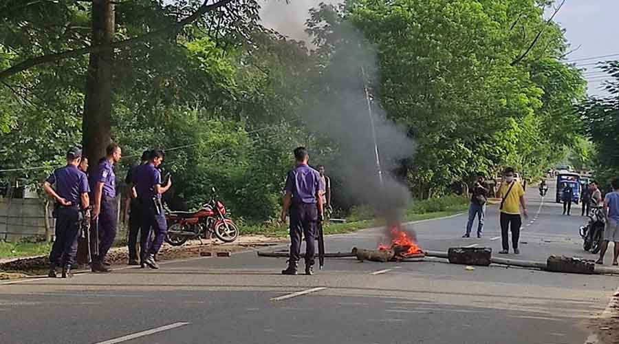 খাগড়াছড়িতে সকাল-সন্ধ্যা সড়ক অবরোধ চলছে