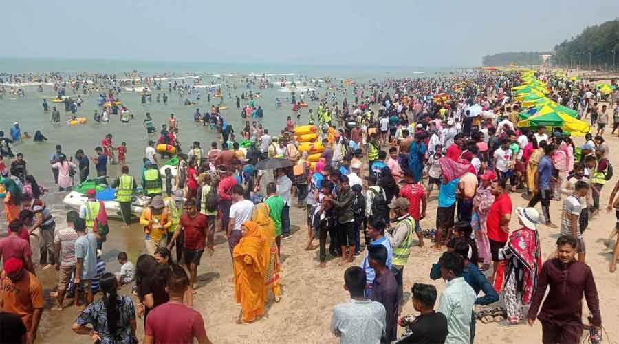 পূজার ছুটি শুরুর আগেই কক্সবাজারে পর্যটকদের ভিড়