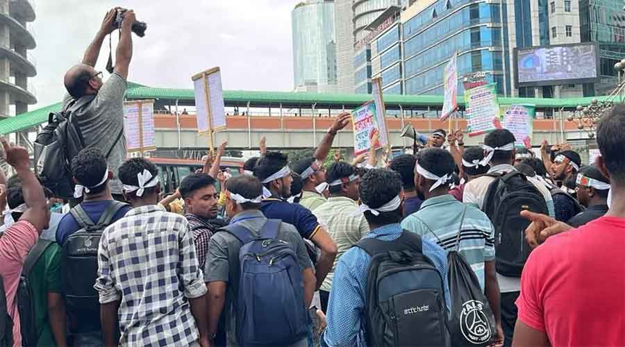 কারওয়ান বাজারে মালয়েশিয়া গমনেচ্ছুদের বিক্ষোভ