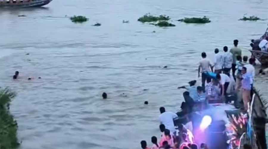 প্রতিমা বিসর্জনে নৌকাডুবি, নিহত ১ 