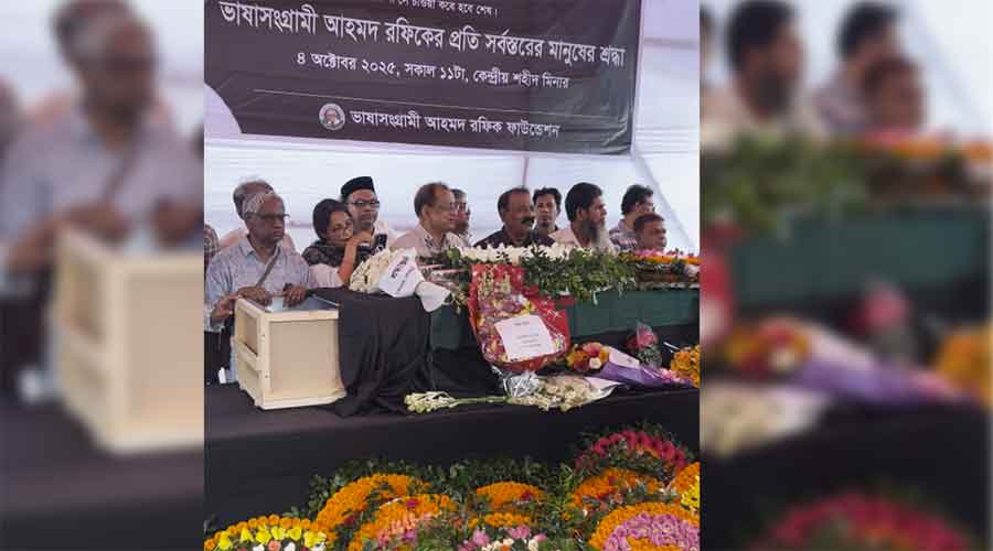 শহীদ মিনারে ভাষাসংগ্রামী আহমদ রফিকের প্রতি সর্বস্তরের মানুষের শ্রদ্ধা