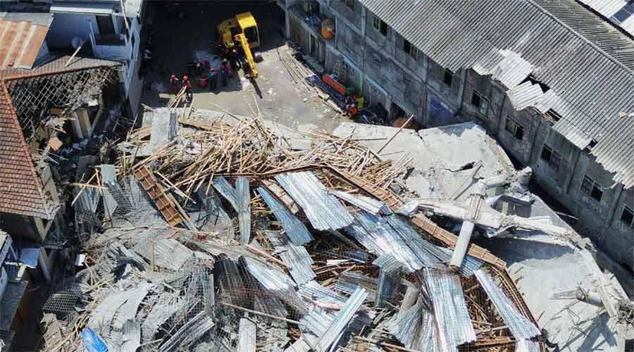 ইন্দোনেশিয়ায় স্কুলভবন ধসে নিহত ৫০