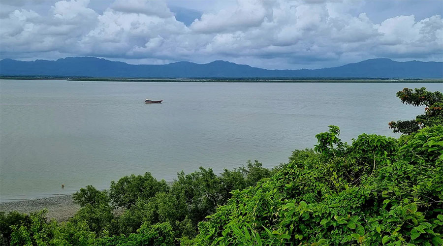 ওপারে থেমে থেমে গুলি, এপারে আতঙ্ক