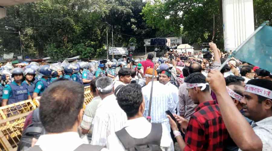 শিক্ষকদের ‘ভুখা মিছিল’ আটকে দিয়েছে পুলিশ