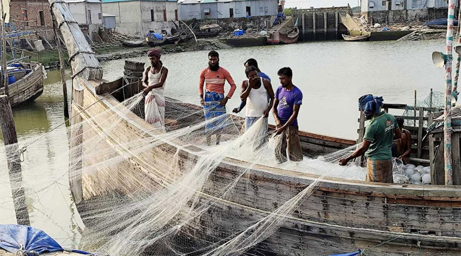 ইলিশের হাসি দেখতে মধ্যরাতে নামবে জেলেরা