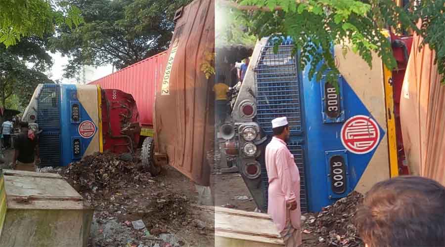 চট্টগ্রামে মালবাহী ট্রেনে ট্রাকের ধাক্কা