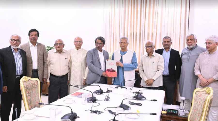 জুলাই জাতীয় সনদ বাস্তবায়নের সুপারিশমালা প্রধান উপদেষ্টার কাছে হস্তান্তর