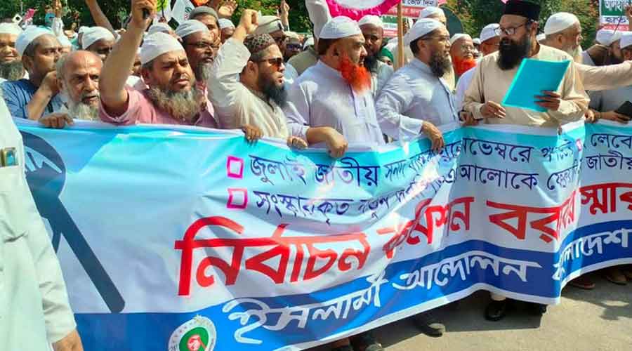 গণভোটের দাবিতে নির্বাচন কমিশনের সামনে বিক্ষোভ