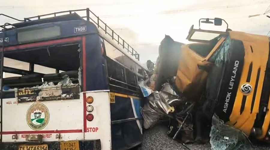 ভারতে ফের ভয়াবহ সড়ক দুর্ঘটনা, নিহত অন্তত ১৯ 
