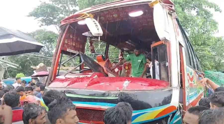 দুই বাসের সংঘর্ষে নিহত ৩, বহু হতাহতের শঙ্কা