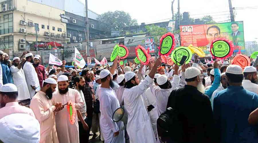 গণভোটের দাবিতে উত্তাল পল্টন