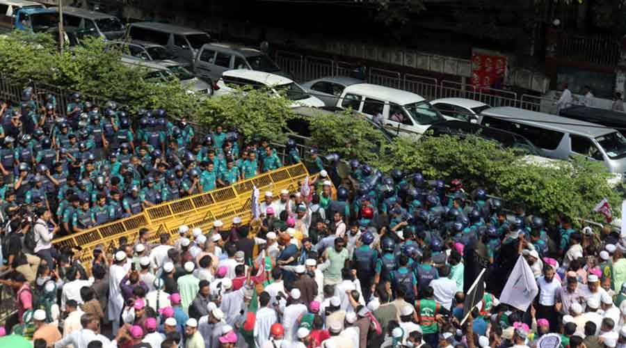 পুলিশের বাধার মুখে জামায়াতসহ ৮ দলের গণমিছিল