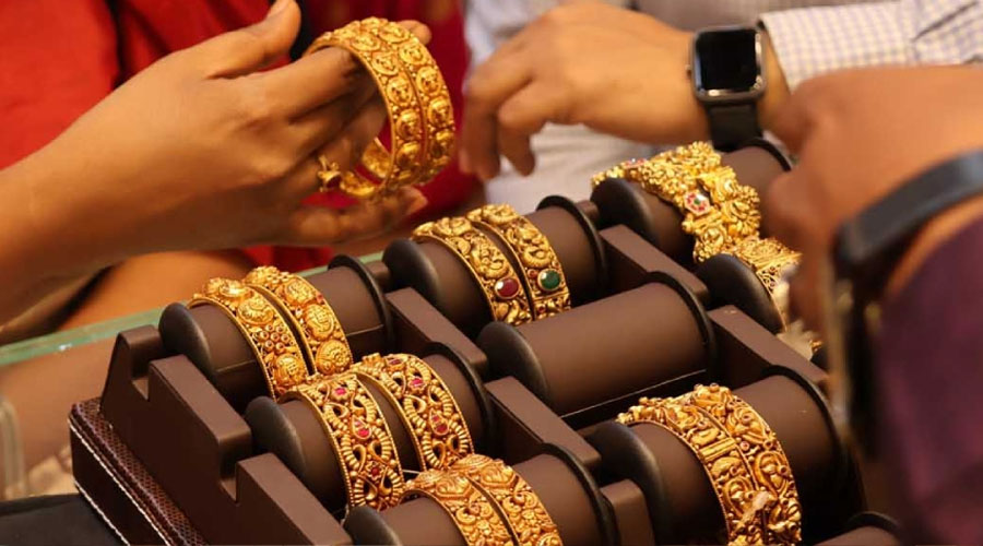 সোনার দাম বেড়ে ছাড়াল ২ লাখ ৪ হাজার