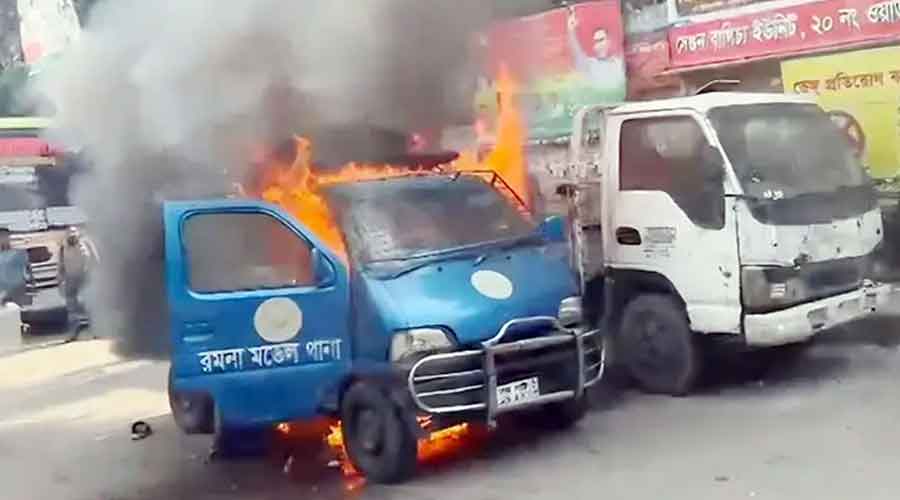 এবার রমনা থানার সামনে পুলিশের গাড়িতে আগুন