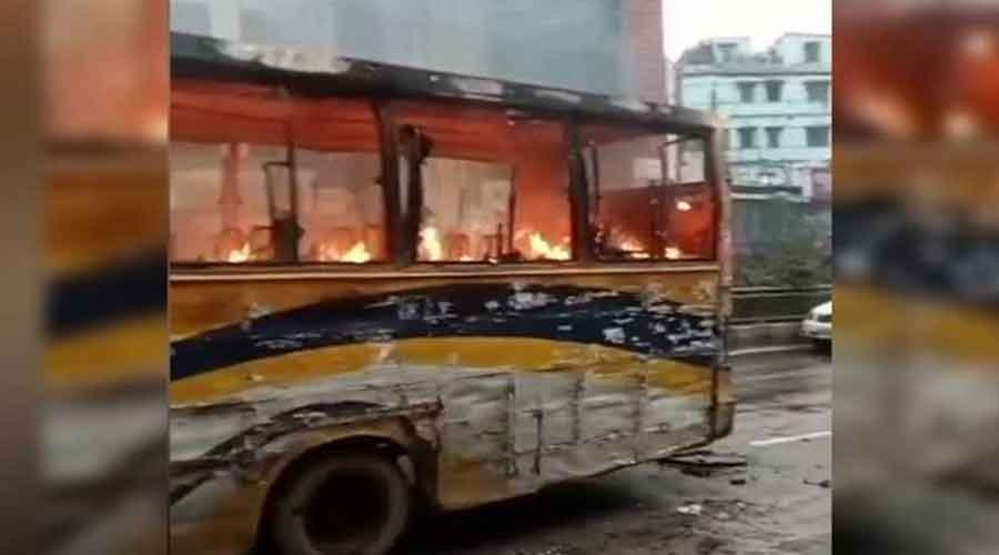 এবার মিরপুরে বাসে আগুন