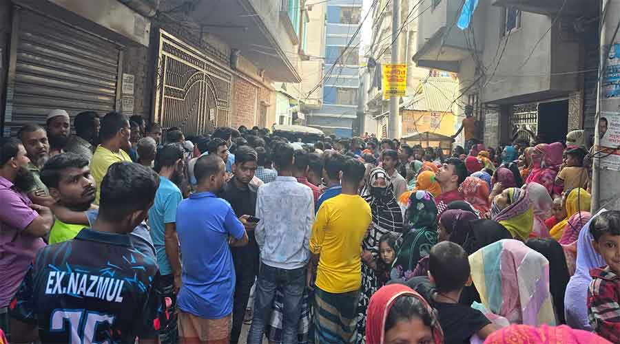 ঘরে স্ত্রীর গলাকাটা মরদেহ, পাশে গুরুতর আহত স্বামী