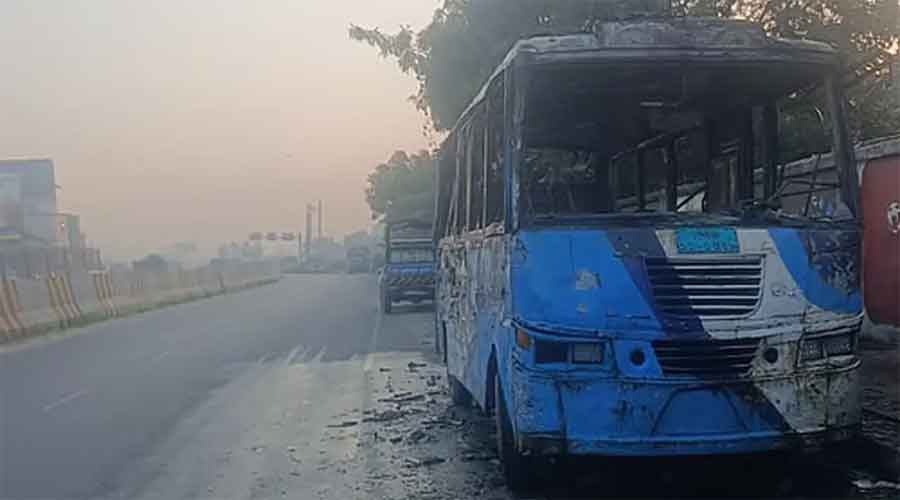সাতসকালে বাসে আগুন