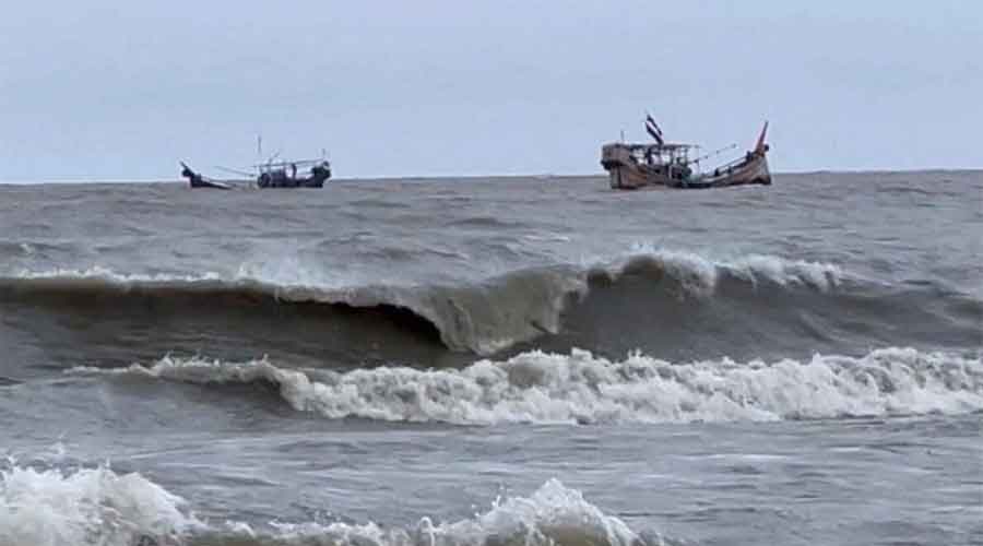 দেশের চার সমুদ্রবন্দরে সতর্কসংকেত
