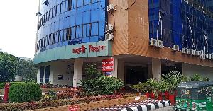 বাস নিয়ন্ত্রণ হারিয়ে কুর্মিটোলা হাসপাতাল প্রাঙ্গণে, নিহত ১