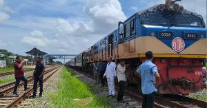 যান্ত্রিক ত্রুটিতে আটকে ছিল সোনার বাংলা এক্সপ্রেস