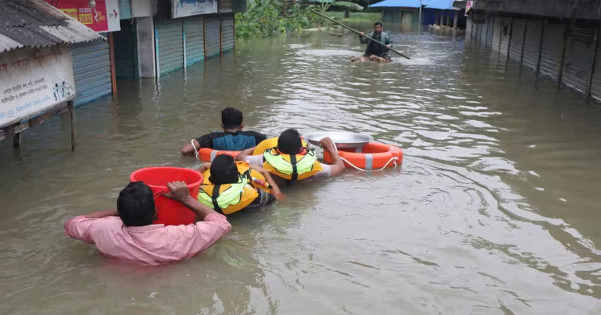 বন্যায় বিপর্যস্ত মানুষ, ছবিঃ সংগৃহীত 