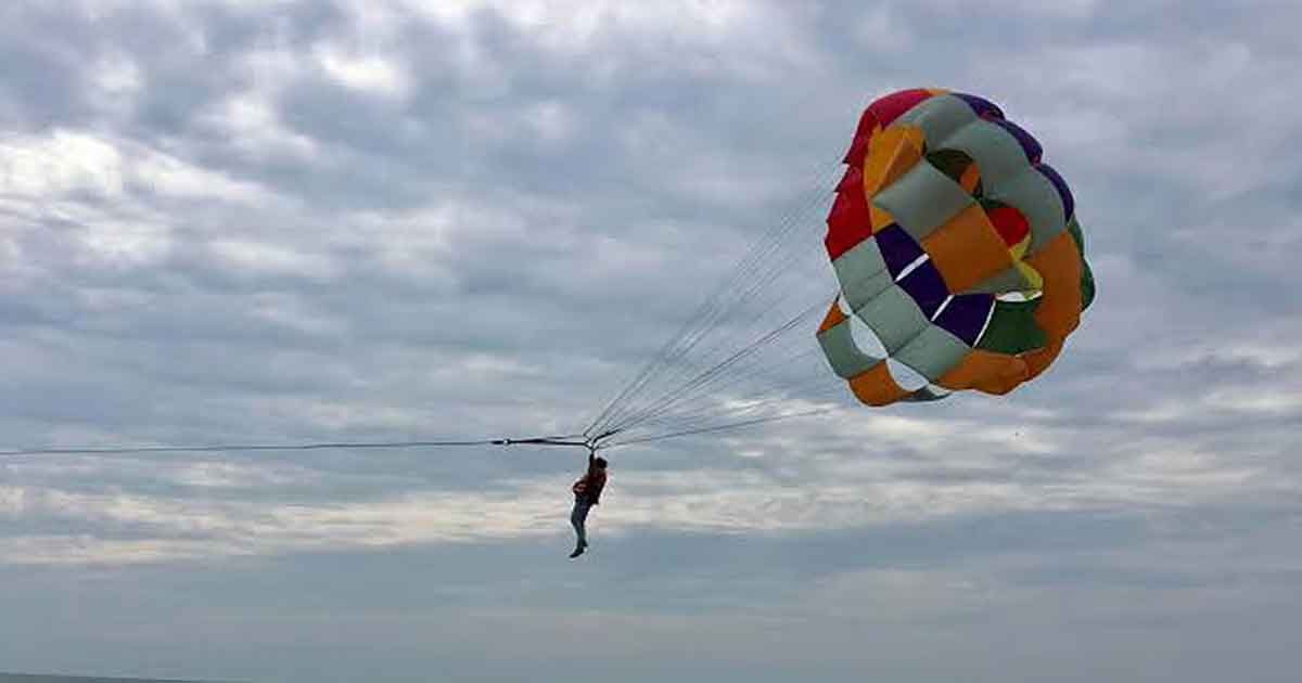 প্যারাসেইলিং করছে এক পর্যটক, ছবিঃ সংগৃহীত 
