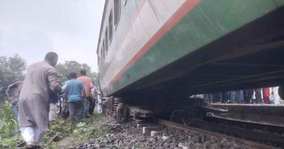 ট্রেন লাইনচ্যুত হয়ে  ঢাকার সঙ্গে উত্তরাঞ্চলের রেল যোগাযোগ বন্ধ