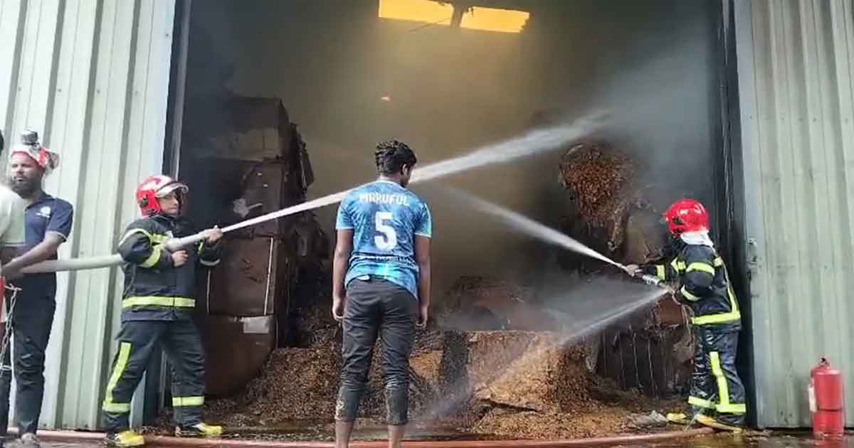 টোবাকোর গুদামে ভয়াবহ আগুন, ছবিঃ সংগৃহীত 