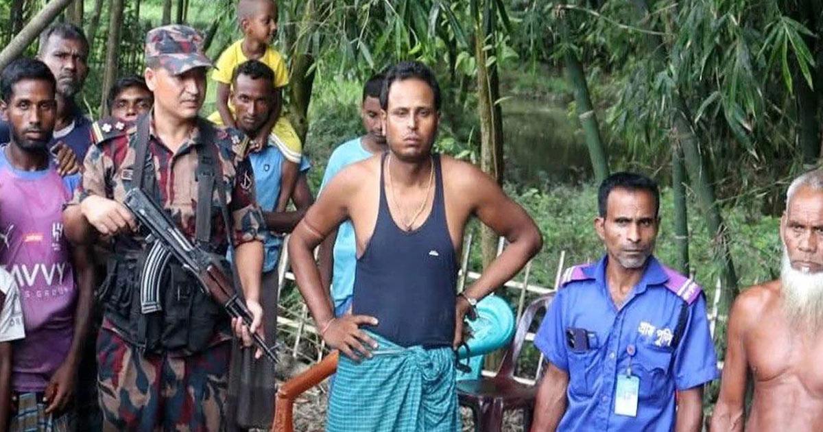 ভারতীয় নাগরিককে ধরে আনলেন স্থানীয়রা