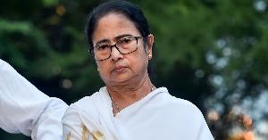পশ্চিমবঙ্গের সাবেক মুখ্যমন্ত্রী মমতার গাড়িতে হামলা