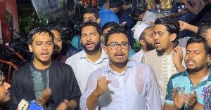 ম্যানেজিং কমিটির হাতে শিক্ষক নিয়োগ, বৃষ্টিতে ডাকসুর বিক্ষোভ