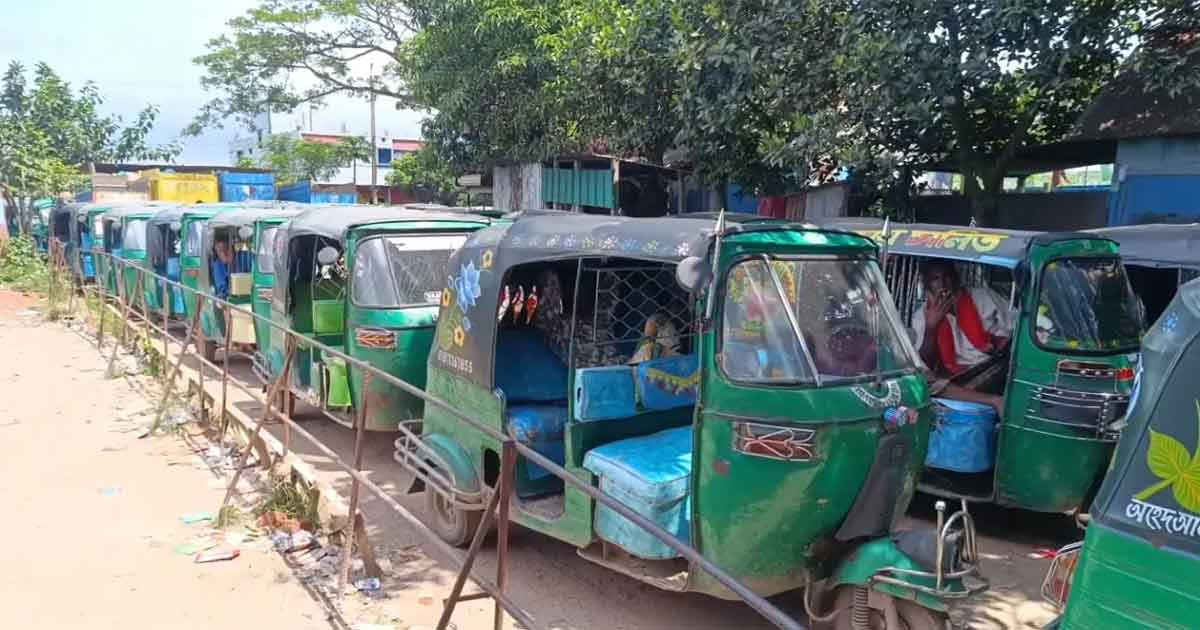 গ্যাস পাম্পে সিএনজির দীর্ঘ লাইন, ছবিঃ সংগৃহীত 