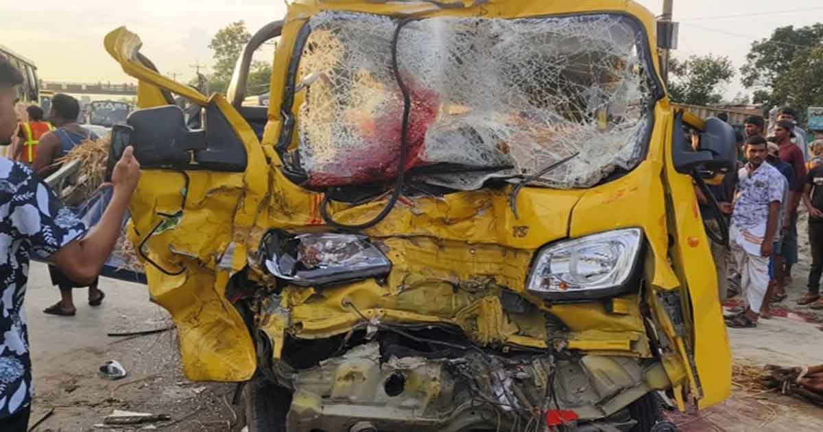কালিয়াকৈরে বাস-পিকআপে ধাক্কায় নিহত ৩
