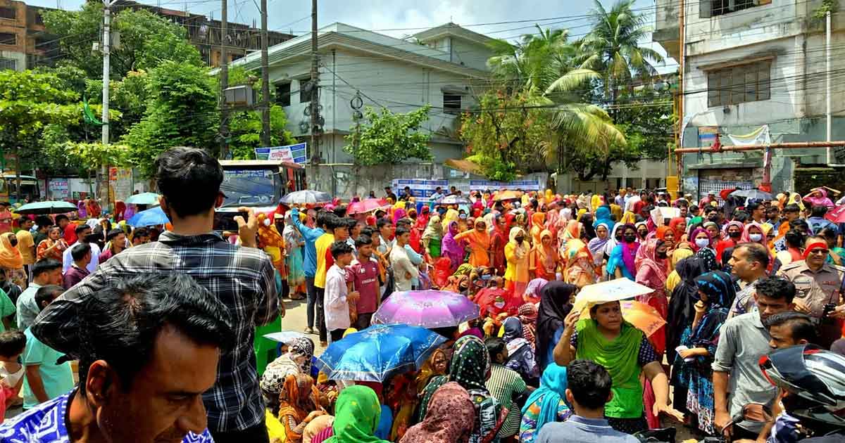 বকেয়া বেতনের দাবিতে চট্টগ্রামে সড়ক অবরোধ