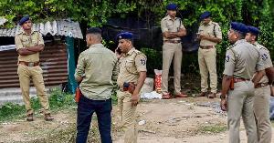 দুই ছাত্রীকে মূত্র মেশানো পানি পান করাল ছাত্র