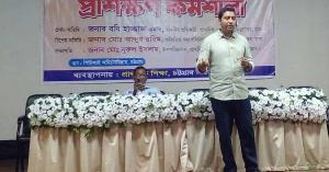 প্রতিমন্ত্রী নিজেই সেশন পরিচালনা করছেন