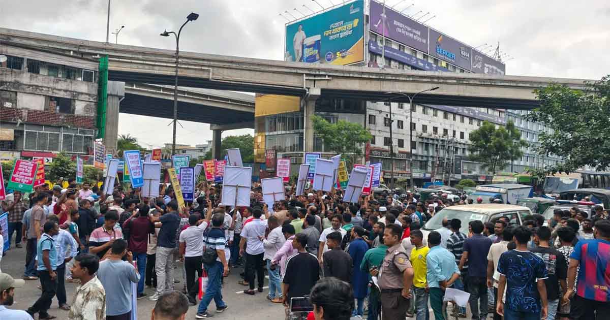 বৈধতার দাবিতে বনানীর সড়কে স্লিপার বাসের মালিকরা