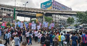 বৈধতার দাবিতে বনানীর সড়কে স্লিপার বাসের মালিকরা