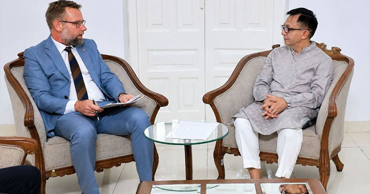 বাণিজ্য, শিল্প এবং বস্ত্র ও পাটমন্ত্রী খন্দকার আব্দুল মুক্তাদির ও সিঙ্গাপুর পিটিই লিমিটেডের ব্যবস্থাপনা পরিচালক রেনে পিল পেডারসেন, ছবি: বাণিজ্যমন্ত্রীর ফেসবুক