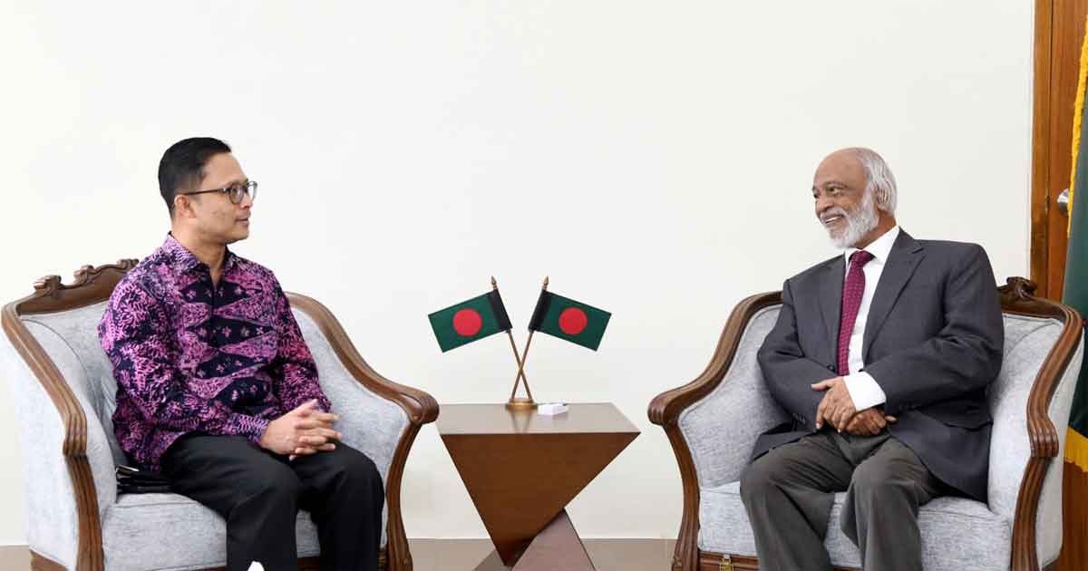 স্থানীয় সরকার, পল্লী উন্নয়ন ও সমবায় মন্ত্রী ড. আবদুল মঈন খান ও মালয়েশিয়ার হাইকমিশনার মোহাম্মদ শুহাদা বিন ওসমান, ছবিঃ সংগৃহীত