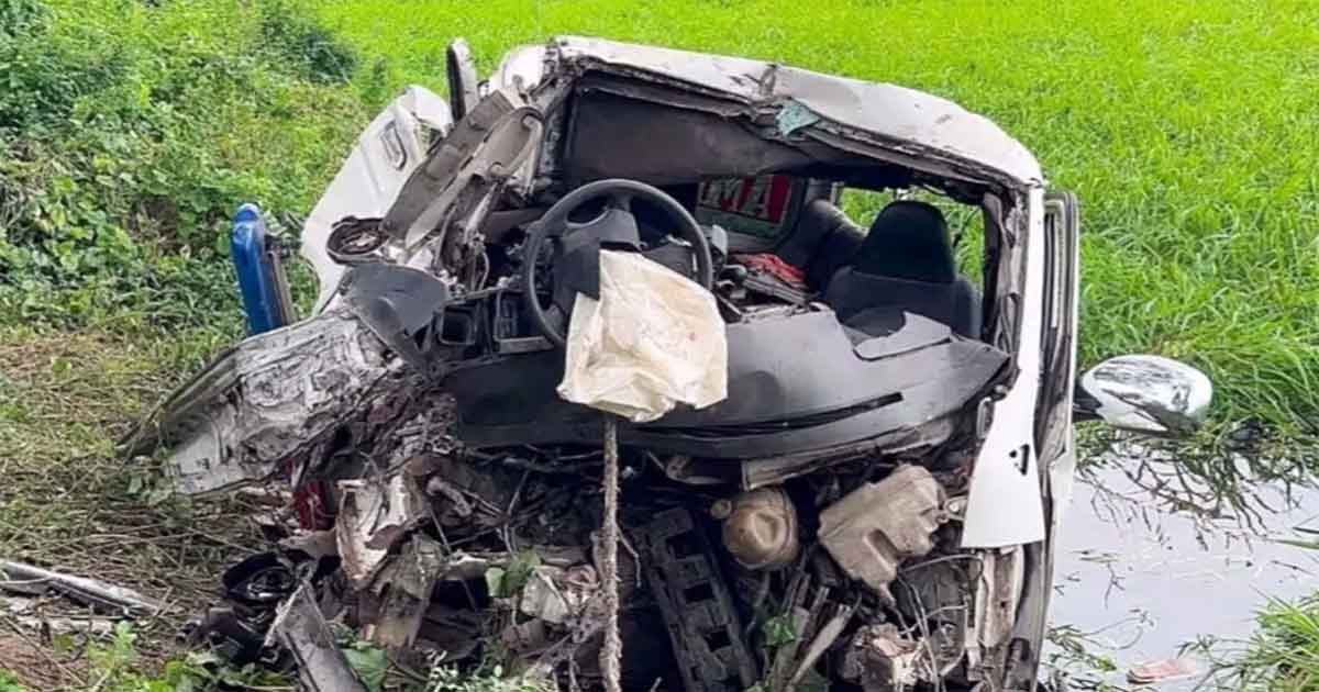 ট্রাক-অ্যাম্বুলেন্সের মুখোমুখি সংঘর্ষ, ছবিঃ সংগৃহীত 