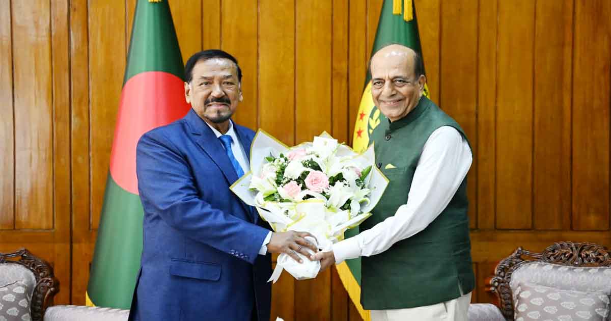 জাতীয় সংসদের স্পিকার হাফিজ উদ্দিন আহমদ ও ভারতীয় হাইকমিশনার দীনেশ ত্রিবেদী, ছবিঃ সংগৃহীত