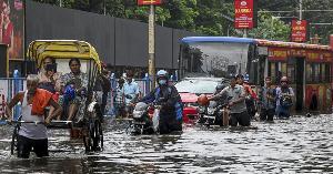 ভারী বৃষ্টিতে ডুবেছে কলকাতা, বড় বিপদের পূর্বাভাস